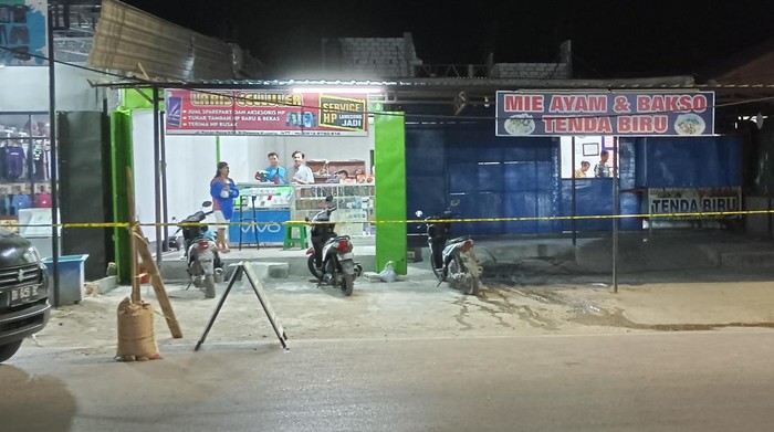 Garis polisi terpasang di lokasi tewasnya Roy Herman Bole di Kelapa Lima, Kota Kupang, NTT, Jumat malam (15/9/2023). Roy terlibat tawuran dengan kelompok lain Jumat siang.