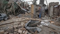 Petani Ukraina Yakiv Marynchenko berdiri di dekat lumbung hasil panen yang hancur dihantam rudal Rusia di Zaporizhzhia, Kota Orikhiv, Ukraina, Kamis (14/9/2023).  