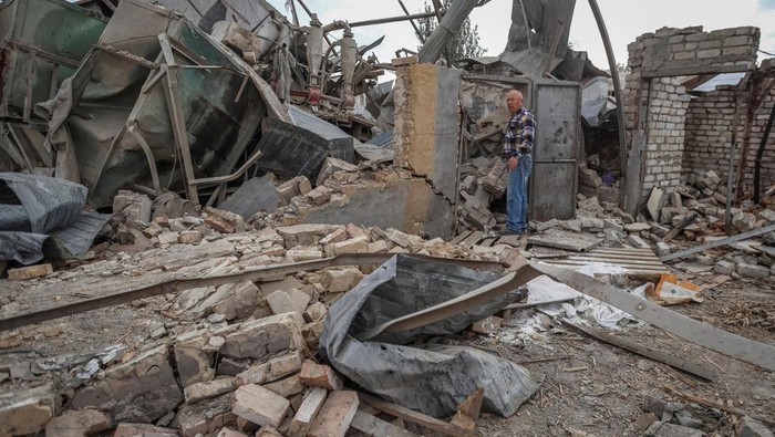 Lumbung Gandum Ukraina Hancur Dibombardir Rudal Rusia Ukrainian farmer Yakiv Marynchenko, 67, reacts near his crop storage that was destroyed last month by a Russian military strike, amid Russia's attack on Ukraine, near a frontline outside the town of Orikhiv in Zaporizhzhia region, Ukraine September 14, 2023. REUTERS/Oleksandr Ratushniak