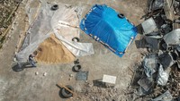 Sisa-sisa gandum yang masih bisa diselematkan kini hanya ditutupi terpal plastik. Lumbung yang berada mengelilingi gandum tersebut hancur.  