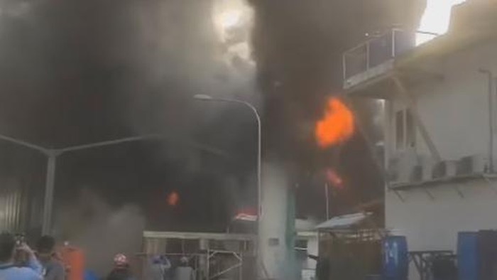 Sebuah gudang berisi bahan baku damar di Kompleks Pergudangan Parangloe, Kota Makassar, Sulawesi Selatan (Sulsel) terbakar.