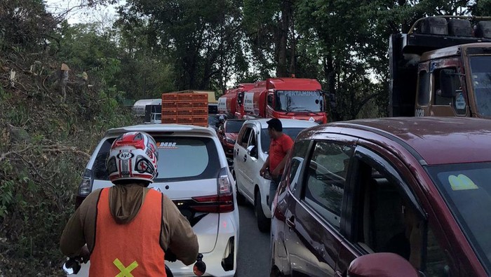 Arus lalu lintas (lalin) di Jalan Poros Maros-Bone di wilayah Camba atau Kappang, Kabupaten Maros, Sulawesi Selatan (Sulsel) macet gegara truk mogok.