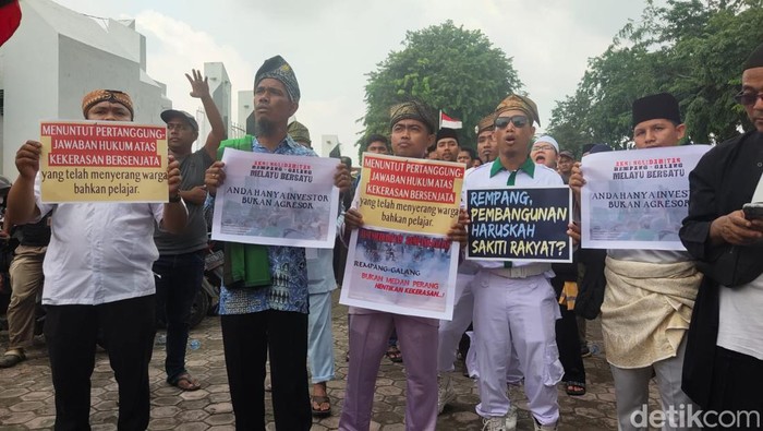 Massa menggelar aksi solidaritas untuk warga Rempang, Batam di depan Taman Makam Pahlawan, Medan. (Foto: Evelyn Shinta Situmorang)