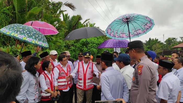 Menhub Budi Karya Sumadi meninjau kesiapan pembangunan bandara di Kota Sofifi, Maluku Utara (Malut) yang rencananya dimulai akhir 2023 dan selesai pada 2025.