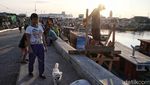Bermain di Tanggul Laut Plaza Kalibaru yang Lagi Viral