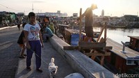 Saat ini kawasan tanggul pantai Kalibaru, Cilincing, Jakarta Utara kini telah disulap menjadi ruang terbuka yang dapat dimanfaatkan warga setempat.  