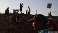 Tanggul ini memiliki nama Plaza Kalibaru dan ramai dikunjungi warga sejak siang hingga sore hari.  