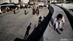 Bermain di Tanggul Laut Plaza Kalibaru yang Lagi Viral