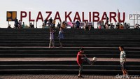 Area Plaza Kalibaru juga dilengkapi taman maupun tangga yang bisa digunakan untuk bersantai menikmati semilir angin laut.  
