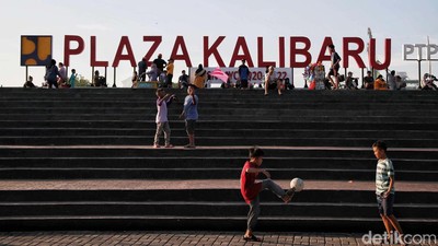 Bermain di Tanggul Laut Plaza Kalibaru yang Lagi Viral