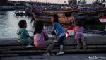 Bermain di Tanggul Laut Plaza Kalibaru yang Lagi Viral