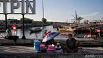 Bermain di Tanggul Laut Plaza Kalibaru yang Lagi Viral