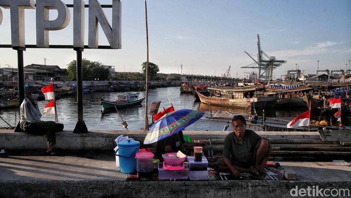 Menikmati Sore, Menunggu Senja di Tanggul Laut Plaza Kalibaru Tanggul laut Plaza Kalibaru, Cilincing, Jakarta Utara, kini disulap jadi ruang terbuka. Setiap sore, warga menghabiskan waktu bersama keluarga di sini.