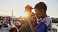 Sejumlah anak bermain di tanggul laut Plaza Kalibaru, Cilincing, Jakarta Utara, Kamis (14/9/2023).  