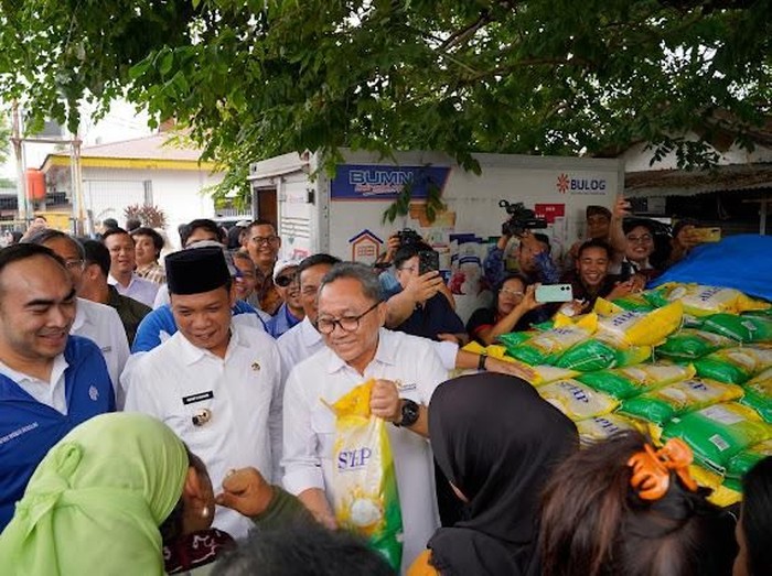 Menteri Perdagangan Zulkifli Hasan memborong barang dagangan para penjual di Pasar Palapa Pekanbaru, Riau hari ini, untuk kemudian dibagikan kepada ibu-ibu yang ada di pasar.