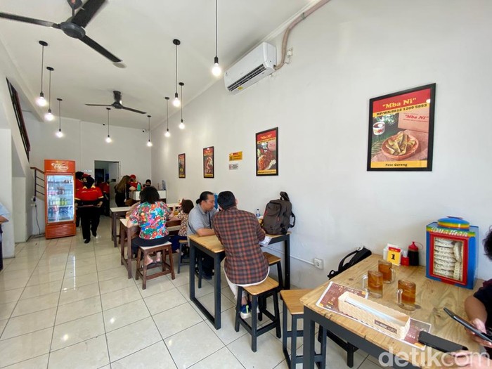 Meresap Sedap! Ayam Goreng Mba Ni Diungkep 6 Jam dan Ditaburi Serundeng Lengkuas