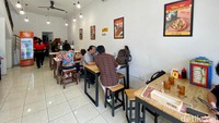 Setiap harinya, terutama ketika waktu makan siang, Ayam Goreng Mba Ni ramai pengunjung. Mereka terpikat kelezatan ayam pejantan atau ayam kampung goreng yang disajikan dengan taburan serundeng lengkuas.