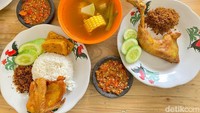 Selain ayam goreng, di sini juga tersedia ikan goreng dan sayur asem. Cocok jadi menu makan siang dan makan malam.