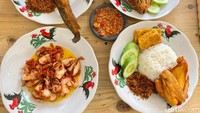 Pilihan ikannya ada lele dan nila. Jangan lewatkan juga oseng cumi pedas yang rasanya nagih.