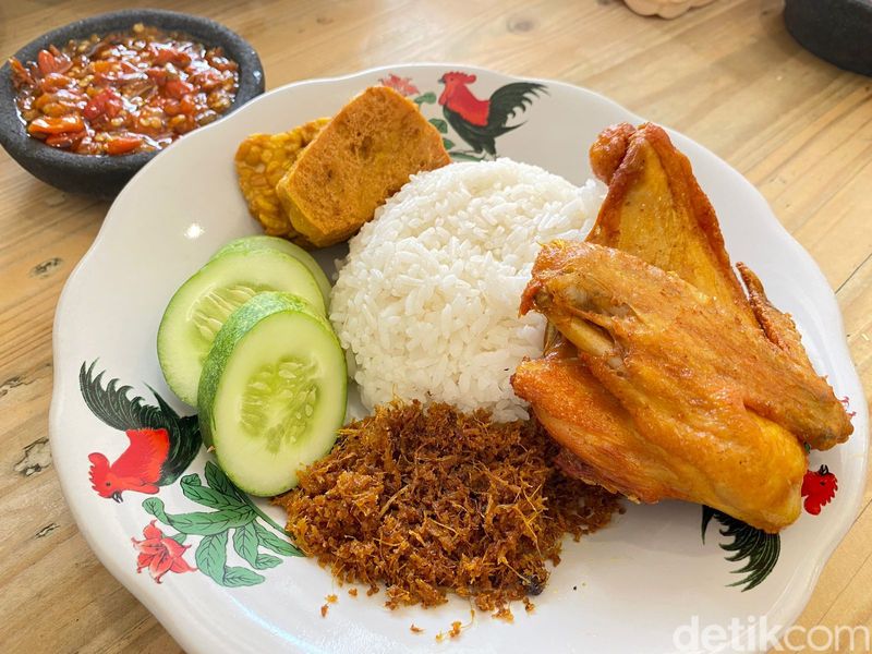 Meresap Sedap! Ayam Goreng Mba Ni Diungkep 6 Jam dan Ditaburi Serundeng Lengkuas