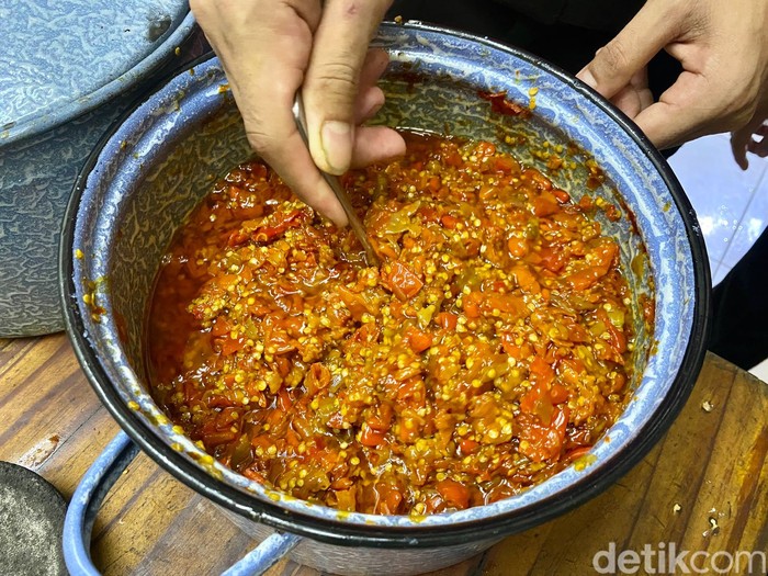 Meresap Sedap! Ayam Goreng Mba Ni Diungkep 6 Jam dan Ditaburi Serundeng Lengkuas Meresap Sedap! Ayam Goreng Mba Ni Diungkep 6 Jam dan Ditaburi Serundeng Lengkuas