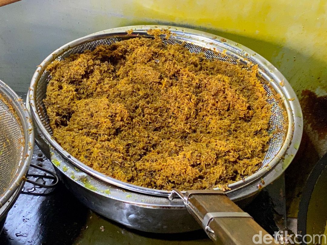 Meresap Sedap! Ayam Goreng Mba Ni Diungkep 6 Jam dan Ditaburi Serundeng Lengkuas
