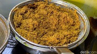 Begini penampakan serundeng lengkuas yang baru diangkat dari penggorengan. Dicampurkan ke nasi hangat saja, rasanya sudah nikmat!