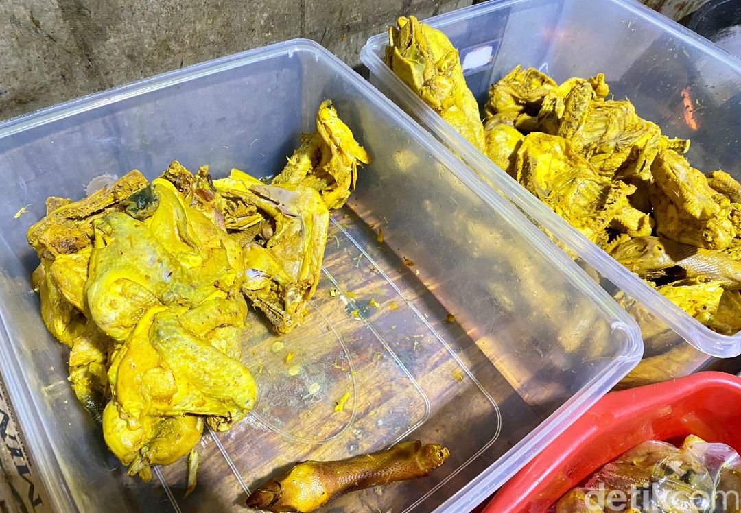 Meresap Sedap! Ayam Goreng Mba Ni Diungkep 6 Jam dan Ditaburi Serundeng Lengkuas