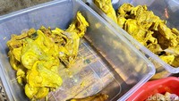 Ayam gorengnya istimewa karena memakai ayam pejantan. Ada juga pilihan ayam kampung. Semuanya diungkep dengan bumbu kuning selama 5-6 jam.