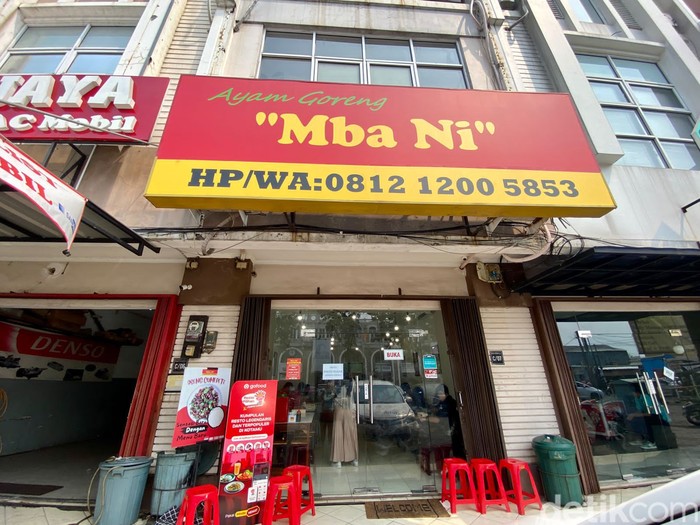 Meresap Sedap! Ayam Goreng Mba Ni Diungkep 6 Jam dan Ditaburi Serundeng Lengkuas Meresap Sedap! Ayam Goreng Mba Ni Diungkep 6 Jam dan Ditaburi Serundeng Lengkuas