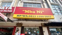 Ayam Goreng Mba Ni ramai dibicarakan foodies sebagai penjual ayam goreng enak di Gading Serpong. Gerainya berupa ruko dua lantai yang beralamat di Ruko Frankfurt 2 C/7, Jl. Boulevard Raya Gading Serpong.