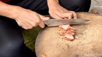 Keistimewaan Ayam Goreng Mba Ni ada pada taburan lengkuas. Pegawai pun menyiapkan serundeng lengkuas ini fresh setiap hari.