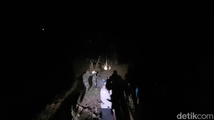 Mobil Damkar Dikerahkan Padamkan Kobaran Api di Bukit Susuru Sumedang