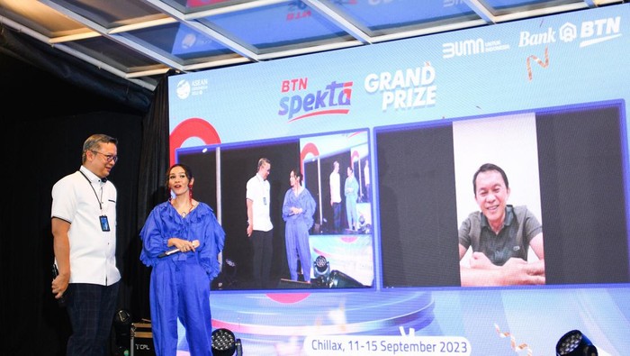 Mobil Listrik untuk Nasabah Loyal Direktur Institusional Banking PT Bank Tabungan Negara (Persero) Tbk. Hakim Putratama bersama PLT Kepala Divisi Marketing Communication Bank BTN Farida Andriani WS berbincang di sela acara Pengundian BTN Spekta periode 2022-2023 di Jakarta, Kamis (14/9). Bank BTN memberikan hadiah berupa mobil listrik, motor, dan beragam hadiah lainnya senilai total Rp1 miliar bagi para nasabah setia yang menabung dan bertransaksi di Bank BTN. Beragam hadiah tersebut diraih berdasarkan sistem undi atas poin BTN Spekta yang terkumpul dari setiap transaksi dan saldo mengendap nasabah. Dengan berbagai strategi tersebut, hingga Agustus 2023, tabungan transaksional di Bank BTN menunjukkan peningkatan sebesar 7,24% yoy.
