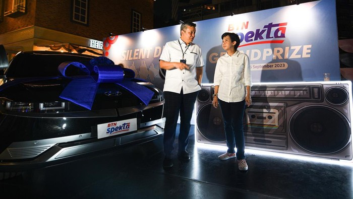 Direktur Institusional Banking PT Bank Tabungan Negara (Persero) Tbk. Hakim Putratama bersama PLT Kepala Divisi Marketing Communication Bank BTN Farida Andriani WS berbincang di sela acara Pengundian BTN Spekta periode 2022-2023 di Jakarta, Kamis (14/9). Bank BTN memberikan hadiah berupa mobil listrik, motor, dan beragam hadiah lainnya senilai total Rp1 miliar bagi para nasabah setia yang menabung dan bertransaksi di Bank BTN. Beragam hadiah tersebut diraih berdasarkan sistem undi atas poin BTN Spekta yang terkumpul dari setiap transaksi dan saldo mengendap nasabah. Dengan berbagai strategi tersebut, hingga Agustus 2023, tabungan transaksional di Bank BTN menunjukkan peningkatan sebesar 7,24% yoy.