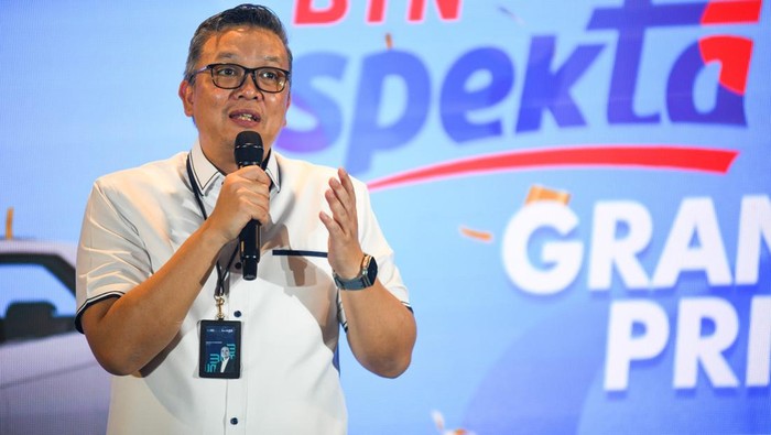 Mobil Listrik untuk Nasabah Loyal Direktur Institusional Banking PT Bank Tabungan Negara (Persero) Tbk. Hakim Putratama bersama PLT Kepala Divisi Marketing Communication Bank BTN Farida Andriani WS berbincang di sela acara Pengundian BTN Spekta periode 2022-2023 di Jakarta, Kamis (14/9). Bank BTN memberikan hadiah berupa mobil listrik, motor, dan beragam hadiah lainnya senilai total Rp1 miliar bagi para nasabah setia yang menabung dan bertransaksi di Bank BTN. Beragam hadiah tersebut diraih berdasarkan sistem undi atas poin BTN Spekta yang terkumpul dari setiap transaksi dan saldo mengendap nasabah. Dengan berbagai strategi tersebut, hingga Agustus 2023, tabungan transaksional di Bank BTN menunjukkan peningkatan sebesar 7,24% yoy.