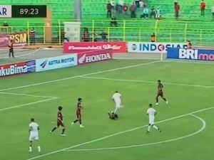 Pelatih PSM Sebut Eksel Runtukahu Layak Kartu Merah Usai Sikut Akbar Tanjung