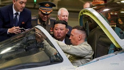 Momen Kim Jong Un Kunjungi Pabrik Jet Tempur Rusia