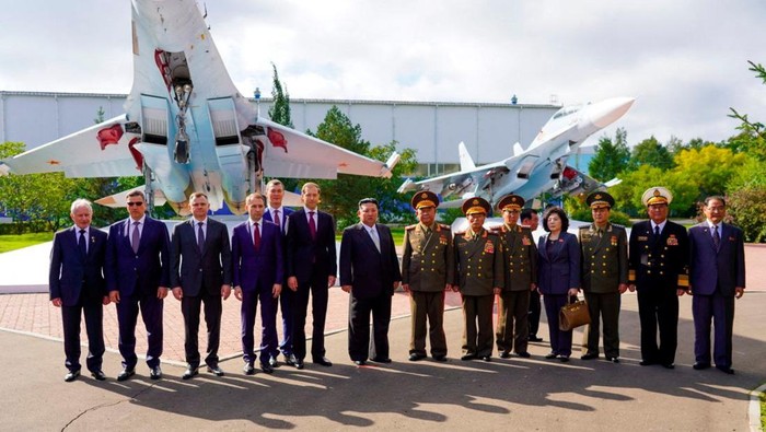 Momen Kim Jong Un Kunjungi Pabrik Jet Tempur di Rusia North Korean leader Kim Jong Un visits an aircraft manufacturing plant in the city of Komsomolsk-on-Amur in the Khabarovsk region, Russia, September 15, 2023. Courtesy Governor of Russia's Khabarovsk Krai Mikhail Degtyarev Telegram Channel via REUTERS ATTENTION EDITORS - THIS IMAGE WAS PROVIDED BY A THIRD PARTY. NO RESALES. NO ARCHIVES. MANDATORY CREDIT. THIS PICTURE WAS PROCESSED BY REUTERS TO ENHANCE QUALITY. AN UNPROCESSED VERSION HAS BEEN PROVIDED SEPARATELY.