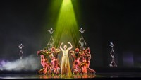 Dialog bercampur nyanyian yang bercerita dengan baik. Koreagrafi tarinya berhasil mengirimkan emosi yang penuh, sepenuh Ciputra Artpreneur tadi malam.  Foto: Courtesy of EKI Dance Company