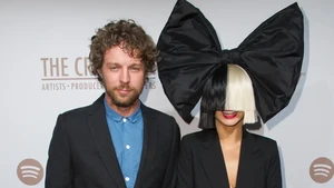 Penyanyi Chandelier ini mengajukan gugatan cerai dari suaminya, Dan Bernard, yang telah dinikahinya selama dua tahun pada 19 Maret. Foto: Istimewa