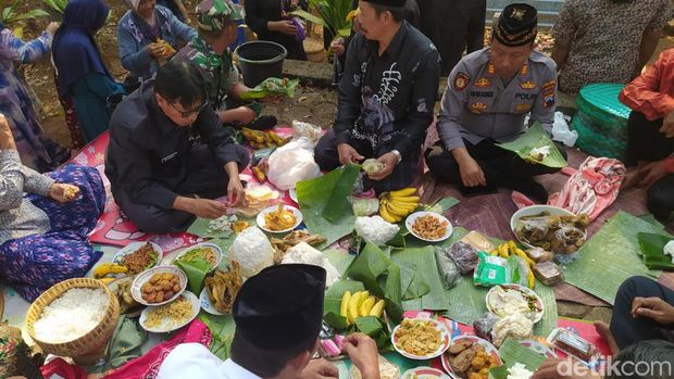 Suasana nyadran di makam Kiai Donorojo di Ngropoh, Kranggan, Temanggung, Jumat (15/9/2023).