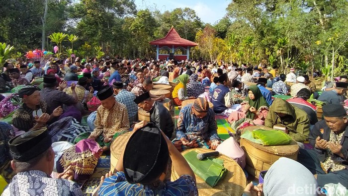 Suasana nyadran di makam Kiai Donorojo di Ngropoh, Kranggan, Temanggung, Jumat (15/9/2023).