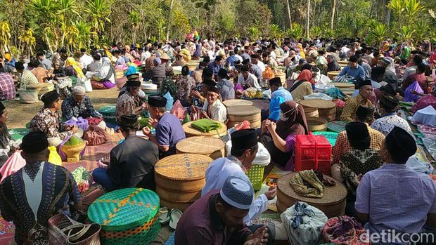 Suasana nyadran di makam Kiai Donorojo di Ngropoh, Kranggan, Temanggung, Jumat (15/9/2023).