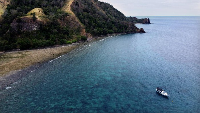 Perahu wisata berlabuh di pesisir obyek wisata alam Bukit Larata di Desa Kinunang, Likupang Timur, Minahasa Utara, Sulawesi Utara, Jumat (15/9/2023). Obyek wisata yang dikelola oleh masyarakat melalui Badan Usaha milik Desa (BUMDES) itu diharapkan dapat membawa pemasukan bagi desa seiring dengan adanya Kawasan Ekonomi Khusus (KEK) Pariwisata Likupang seluas 197,4 hektar yang mencakup tiga desa. ANTARA FOTO/Adwit B Pramono/hp..
