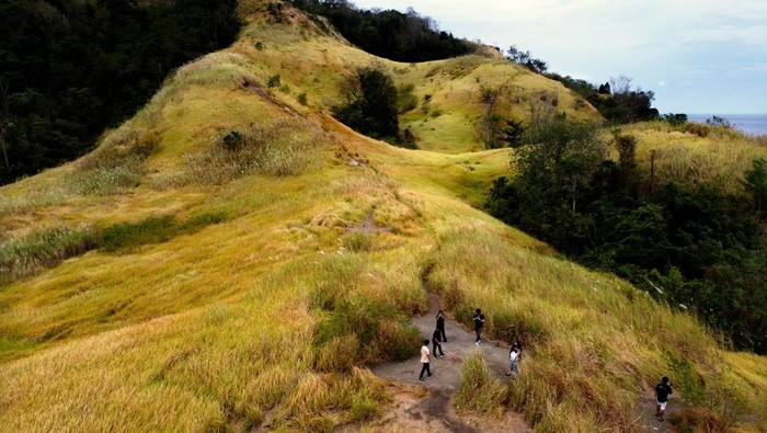 Obyek wisata Bukit Larata Likupang Perahu wisata berlabuh di pesisir obyek wisata alam Bukit Larata di Desa Kinunang, Likupang Timur, Minahasa Utara, Sulawesi Utara, Jumat (15/9/2023). Obyek wisata yang dikelola oleh masyarakat melalui Badan Usaha milik Desa (BUMDES) itu diharapkan dapat membawa pemasukan bagi desa seiring dengan adanya Kawasan Ekonomi Khusus (KEK) Pariwisata Likupang seluas 197,4 hektar yang mencakup tiga desa. ANTARA FOTO/Adwit B Pramono/hp..