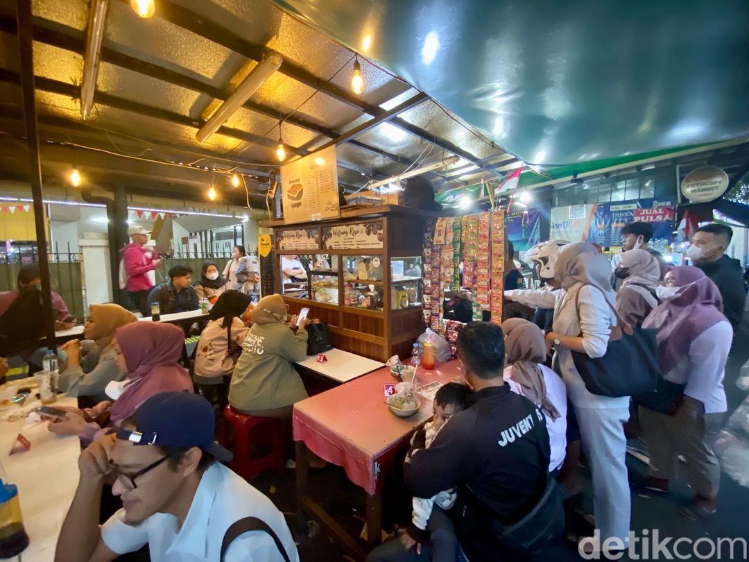 Pancong Lumer dan Indomie Nyemek Ini Jadi Favorit di Stasiun Gondangdia