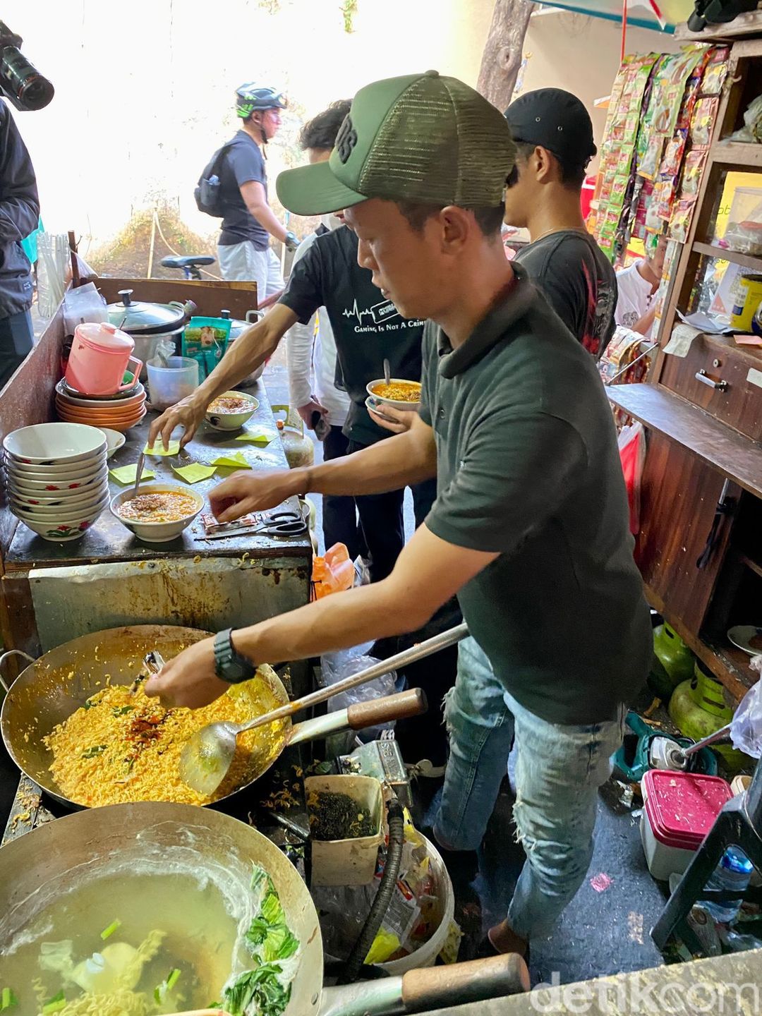 Pancong Lumer dan Indomie Nyemek Ini Jadi Favorit di Stasiun Gondangdia