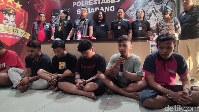 Para pelaku pembunuhan pemuda di Meteseh, Semarang saat dihadirkan di Mapolrestabes Semarang, Jumat (15/9/2023).