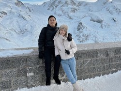 Pasangan ini merayakan tahun baru 2023 di Gornergrat Zermatt, Swiss. Azriel terlihat memeluk Sarah yang sedang bersandar padanya dengan latar belakang gunung es. Sarah mengunggah foto ini pada 1 Januari 2023. (Foto: Instagram ssarah_menzel)